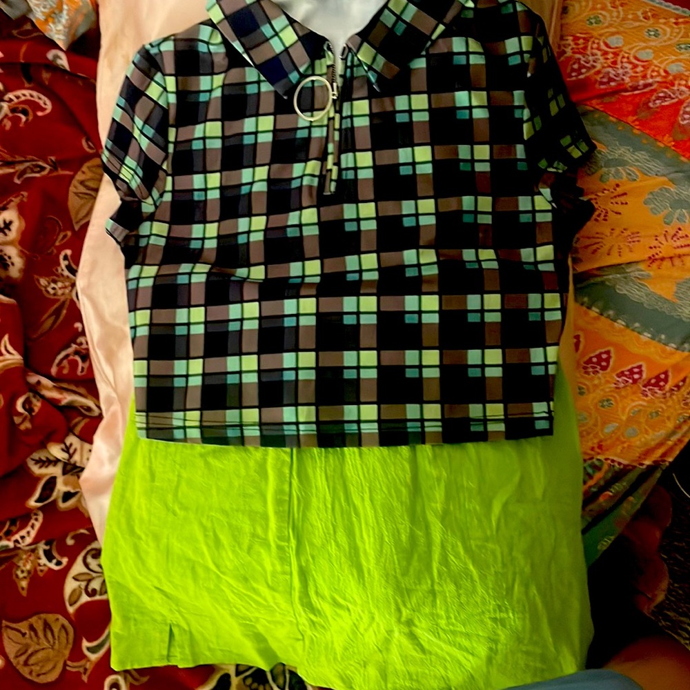 2 piece crop top with matching skirt set !! Super cute and very 90 vibe